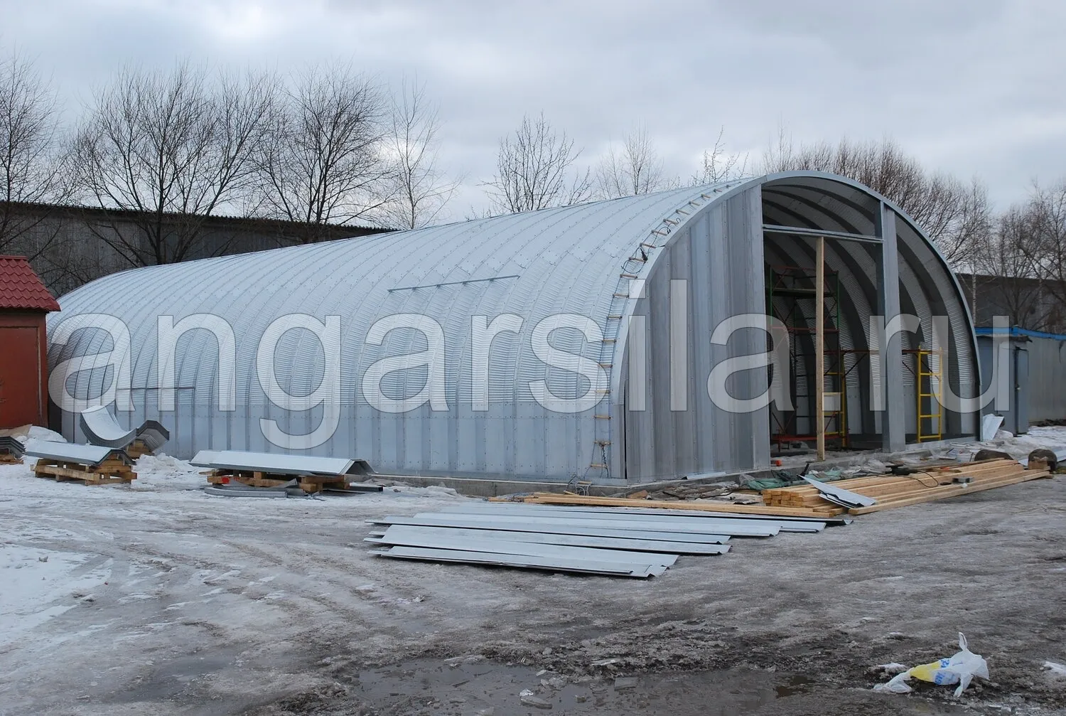 картинка-ссылка на статью: Какой ангар подходит для хранения техники в Тюмени?